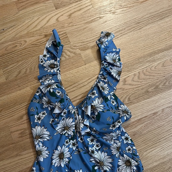 Jessica Simpson Women’s standard one piece ruffled shoulder swimsuit - Picture 4 of 6